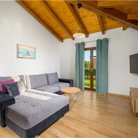 4 bedroom villa bedroom with pool, Svetvinčenat, Istria, sleeps 8